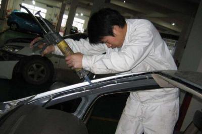 汽车玻璃胶怎么去除,家里小工具就能轻易去除